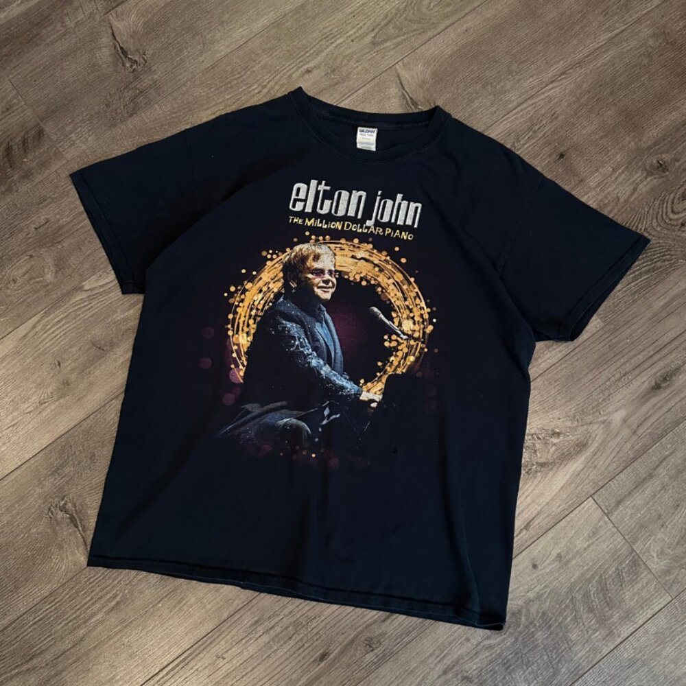 Gildan Elton John The Million Dollar Piano 2016 Men's Black T-Shirt - Size Large